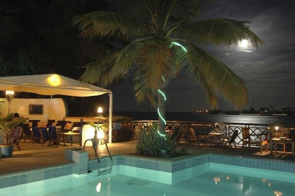 Bar en bord de piscine