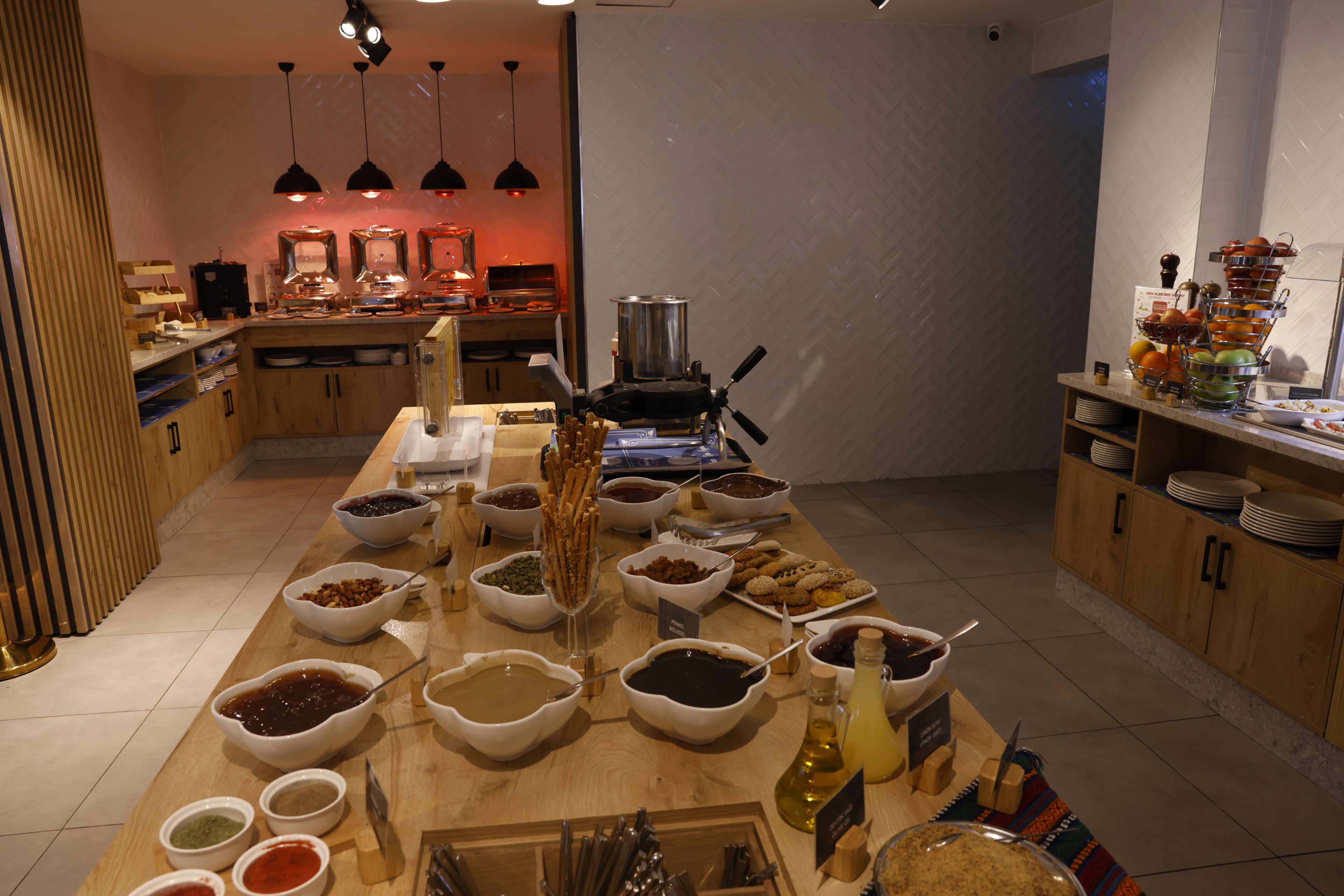 Een buffet met diverse gerechten en toevoegingen.