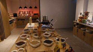 Een buffet met diverse gerechten en toevoegingen.
