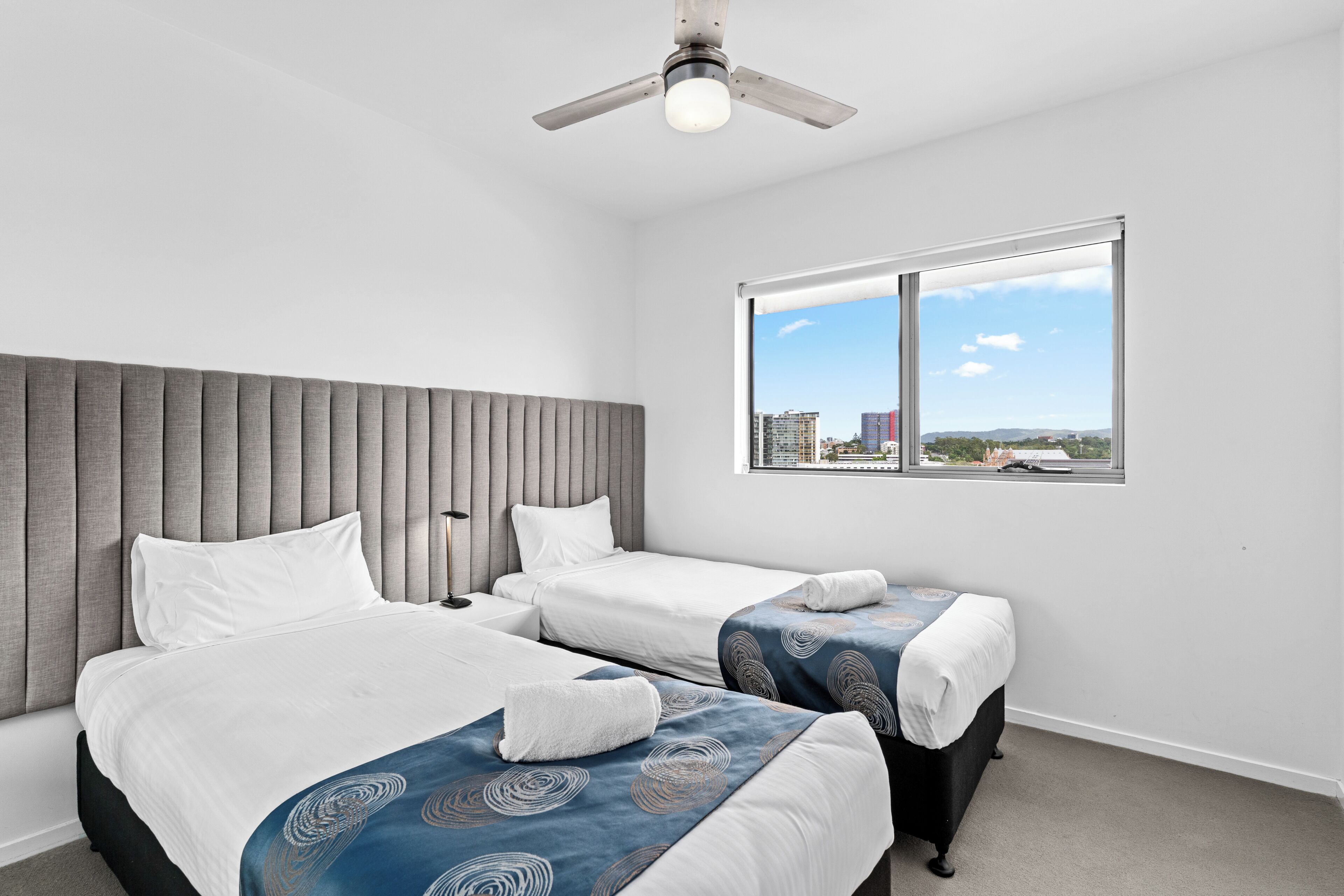 1 bedroom, desk, laptop workspace, soundproofing