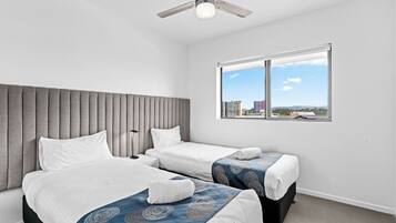 1 bedroom, desk, laptop workspace, soundproofing