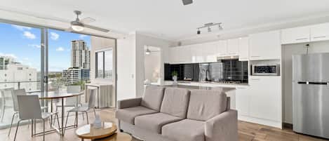 Appartamento, 2 camere da letto | Area soggiorno | TV a schermo piatto, lettore DVD