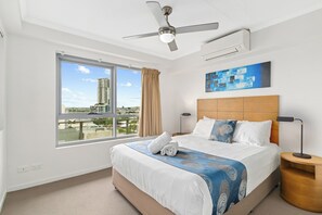 1 غرفة نوم ومكتب ومساحة عمل للكمبيوتر المحمول وتجهيزات عازلة للصوت