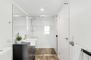 Shower, free toiletries, hair dryer, towels - Direct Collective - Pavilion and Governor on Brookes (Bowen Hills)