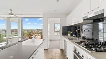 Lejlighed - 2 soveværelser | Privat køkken | Køleskab/fryser i fuld størrelse, mikrobølgeovn, ovn, kogeplade