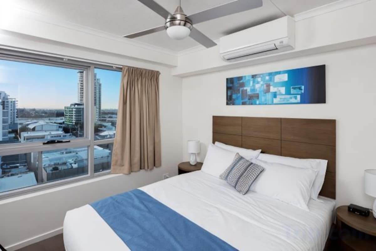 1 bedroom, desk, laptop workspace, soundproofing