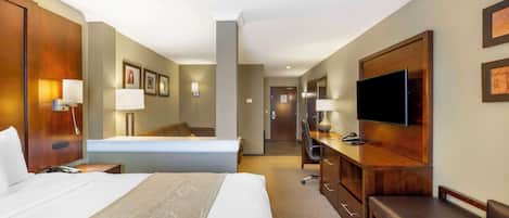 Suite, 1 Tempat Tidur King dengan tempat tidur Sofa, Bebas Asap Rokok | Bantalan ekstra lembut, meja kerja, dan setrika/meja setrika