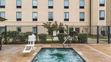 Una piscina al aire libre de temporada