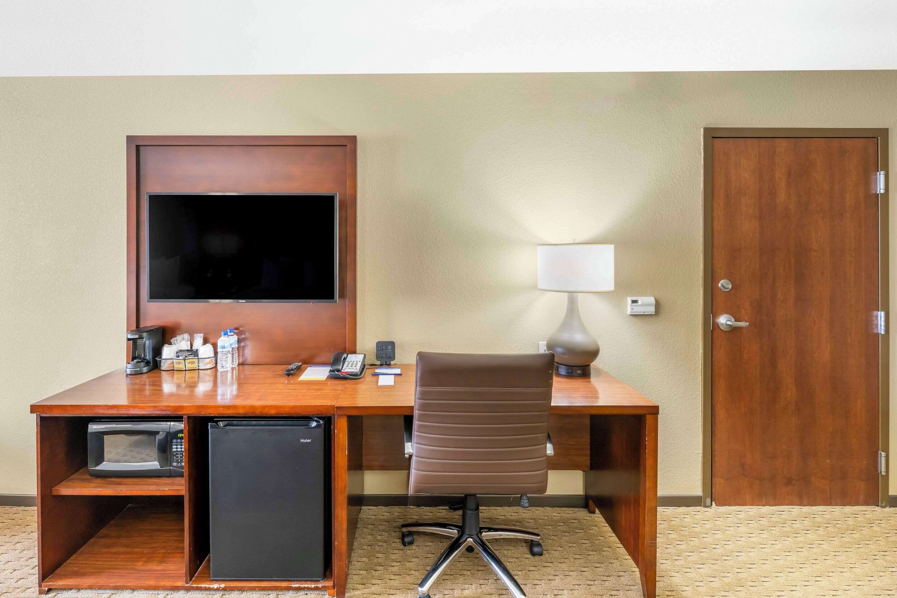 suite, multiple beds, accessible, non smoking | pillow-top beds, desk, iron/ironing board, free wifi