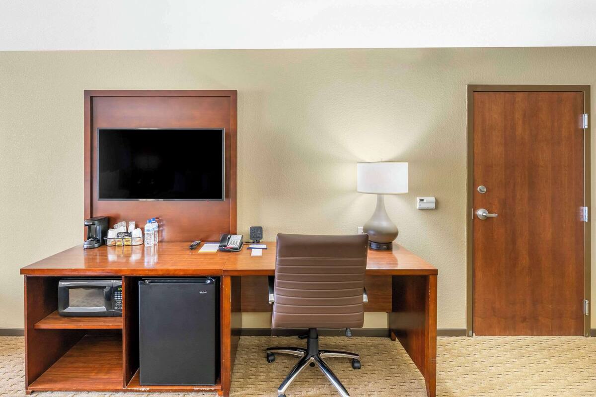 suite, multiple beds, accessible, non smoking | pillow-top beds, desk, iron/ironing board, free wifi