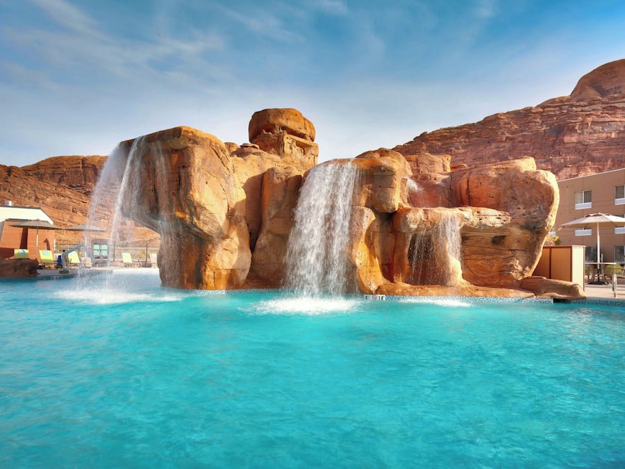 Piscina externa sazonal, funciona das 8h às 22h, guarda-sóis