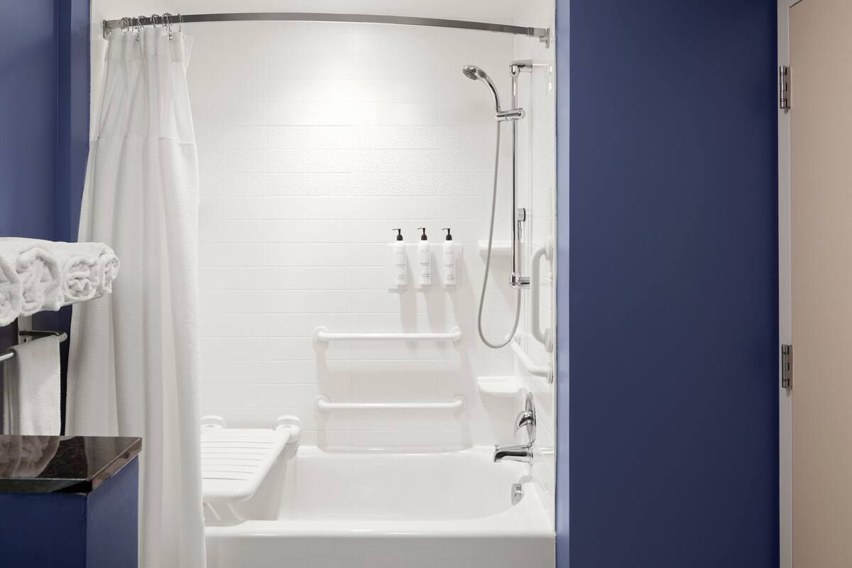 room, 2 queen beds (mobility/hearing accessible, tub) | bathroom | combined shower/bathtub, hydromassage showerhead, free toiletries