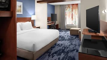 Escritorio, espacio para trabajar con laptop y cortinas blackout