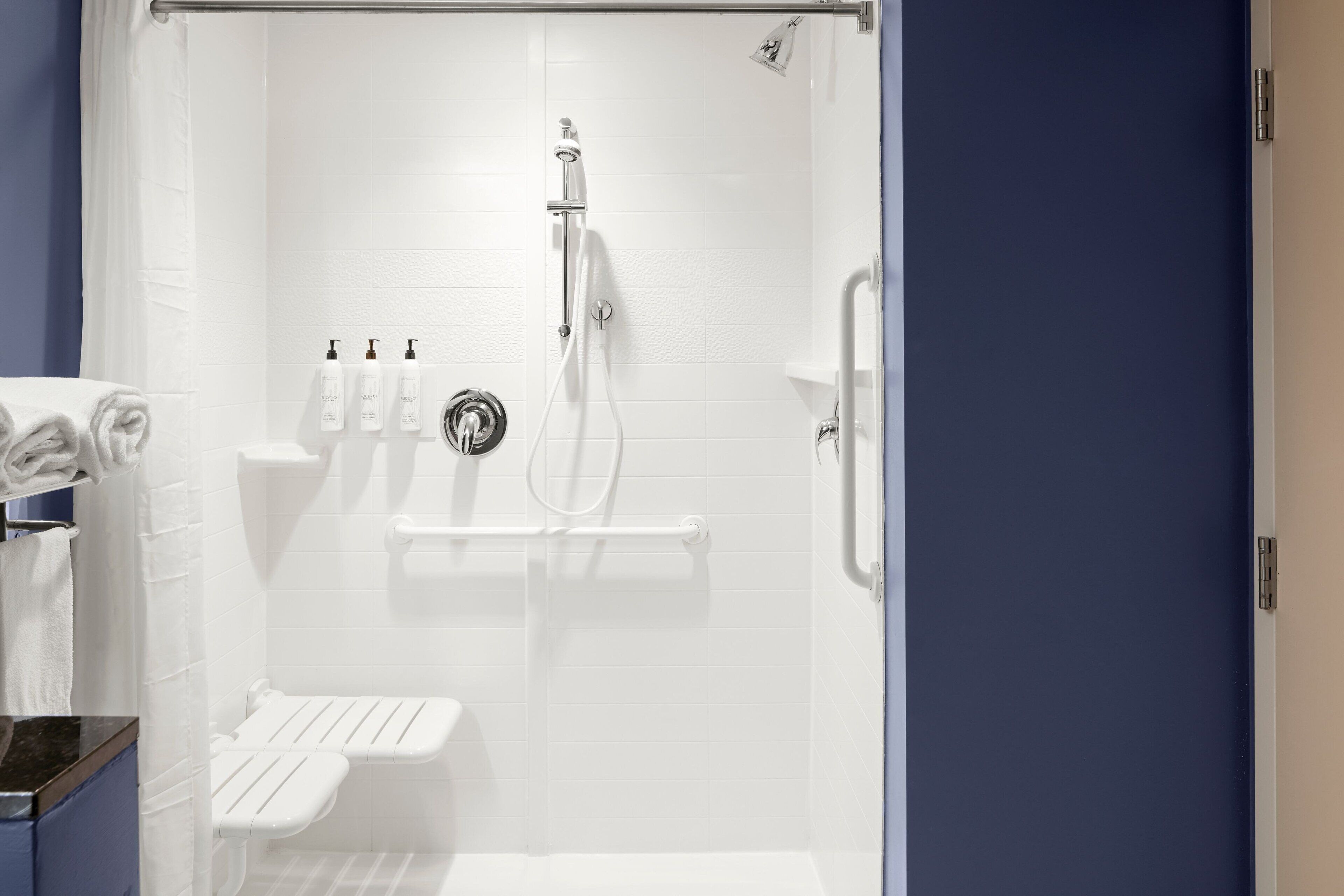 combined shower/bathtub, hydromassage showerhead, free toiletries