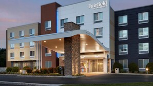 A Fairfield by Marriott hotel with a modern design, featuring a prominent entrance and multiple floors. - Fairfield Inn & Suites by Marriott Rehoboth Beach (Rehoboth Beach)