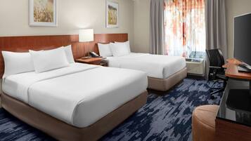 Escritorio, espacio para trabajar con laptop y cortinas blackout