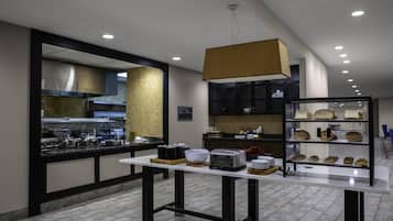 Se ofrece un desayuno a la carta todos los días (11.95 USD por persona)