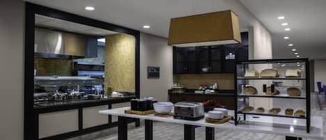 فطور مطهو حسب الطلب يوميًا بتكلفة قدرها (11.95 USD للشخص)