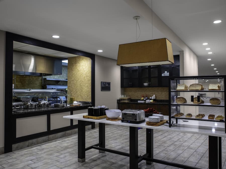 Desayuno a la carta todos los días (USD 11.95 por persona)