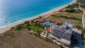 A hotel with multiple floors, a swimming pool, and a beach view. - Poseidon Beach Hotel (Preveza)