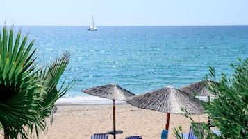 På stranden, solstolar, parasoller och strandbarer