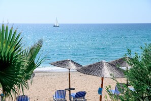 A la platja, gandules de platja i para-sols per a la platja 