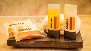 Amenidades de baño gratuitas, secadora de cabello, toallas, jabón