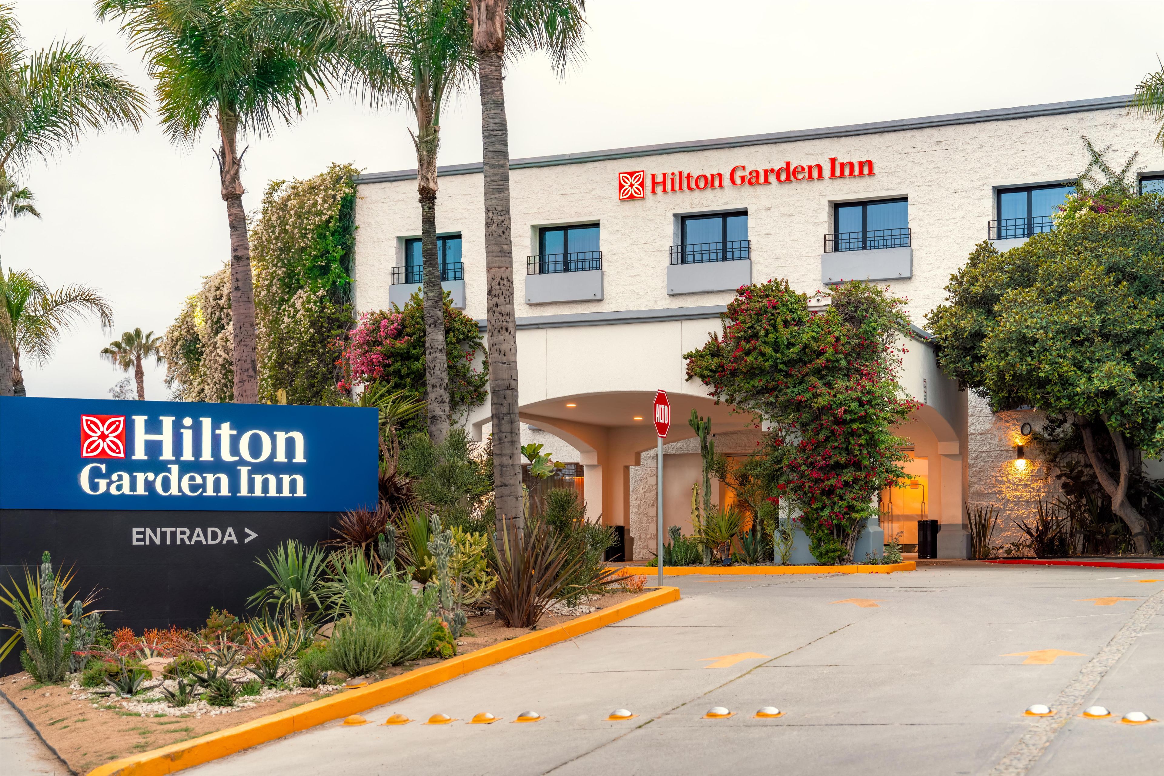 Un Hilton Garden Inn con un cartel que indica la entrada.