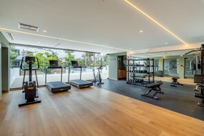 Ett gym med löpband, crosstrainers och utrustning för styrketräning.