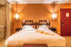 Superior Double or Twin Room (Castle) | Minibar, in-room safe, blackout curtains, free WiFi - Pousada Castelo de Óbidos - Historic Hotel (Obidos)