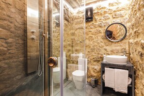 Suite (Special) | Baño | Tina con regadera, amenidades de baño ecológicas, secadora de cabello