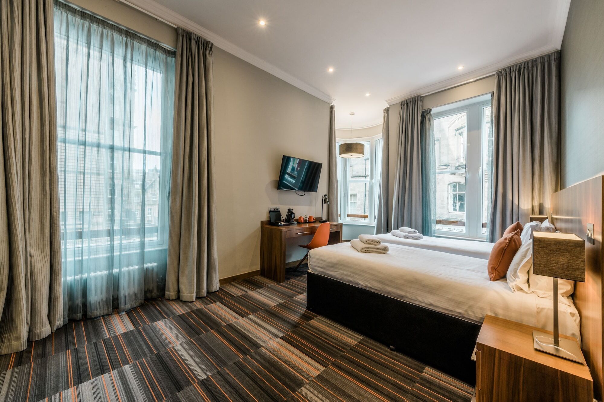 Turret Room | Meja kerja, tirai kedap cahaya, setrika/meja setrika, dan Wi-Fi gratis