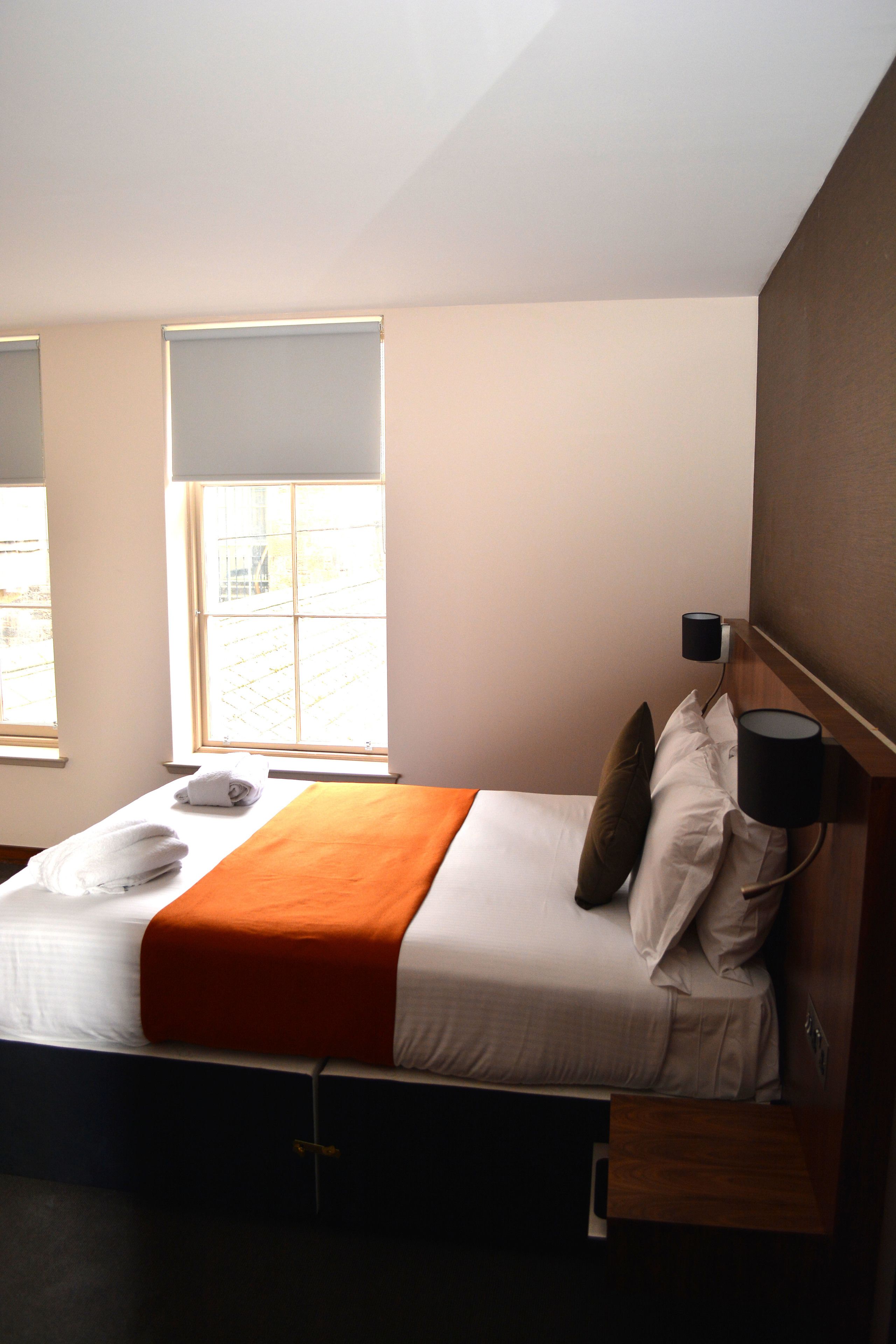 Una scrivania, tende oscuranti, ferro/asse da stiro, Wi-Fi gratuito