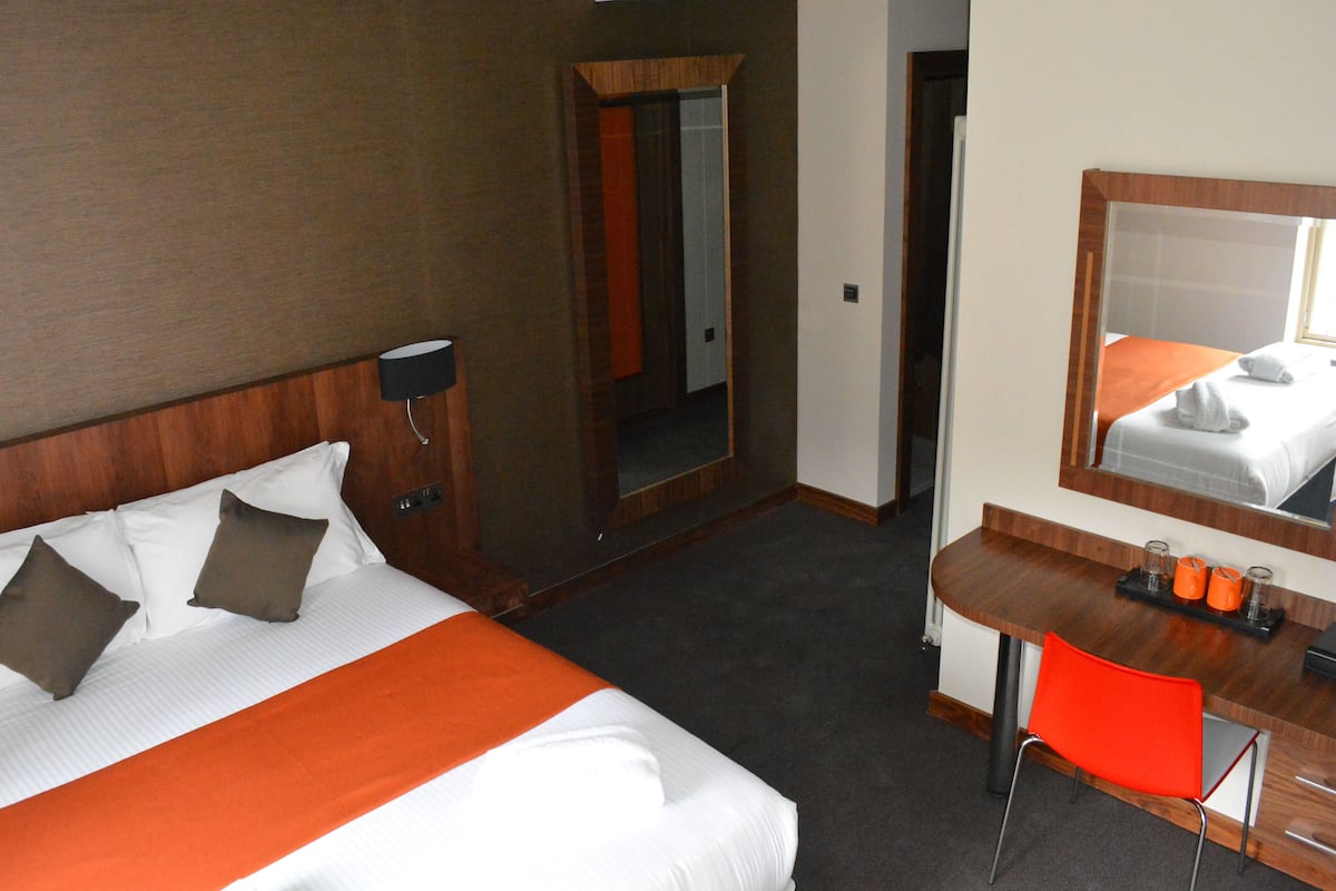 Bureau, rideaux dâobscurcissement, fer et planche Ă repasser