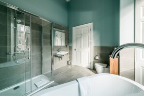 Ducha, artículos de higiene personal gratuitos y toallas