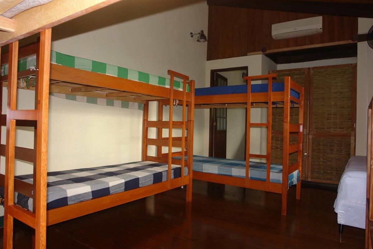 Dormitorio condiviso, dormitorio misto (12 beds/camas) | Una scrivania, tende oscuranti, Wi-Fi gratuito