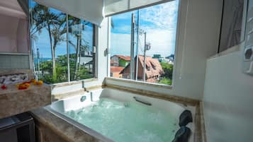 Habitación doble Deluxe (Super) | Baño | Amenidades de baño gratuitas, secadora de cabello, toallas