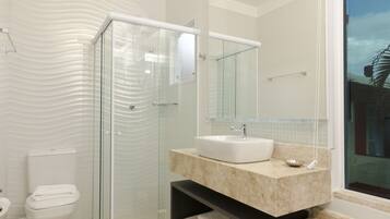 Chambre Double Deluxe (Super) | Salle de bain | Articles de toilette gratuits, sèche-cheveux, serviettes fournies