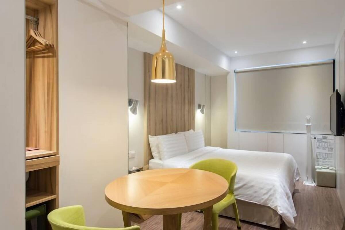 Premium bedding, down comforters, in-room safe, free WiFi