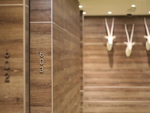 Eine Holzwand mit der Nummer 603 und einer Reihe von Geweihen.