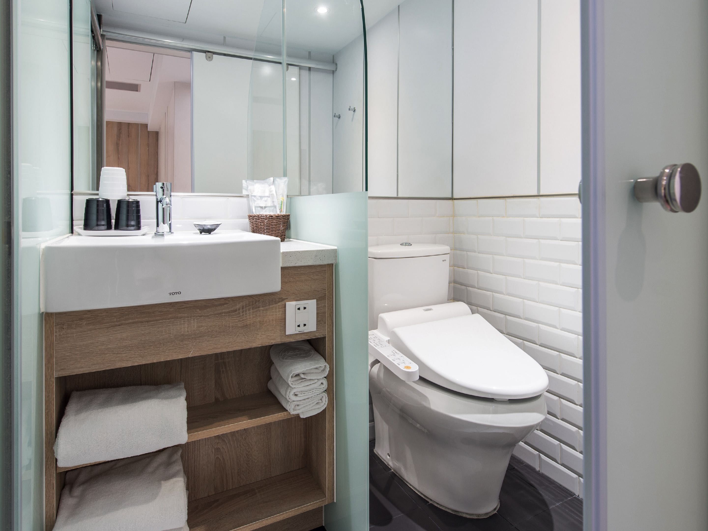 elite twin room | bathroom | shower, rainfall showerhead, hair dryer, electronic bidet