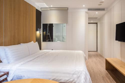 Premium bedding, down duvets, in-room safe, free WiFi