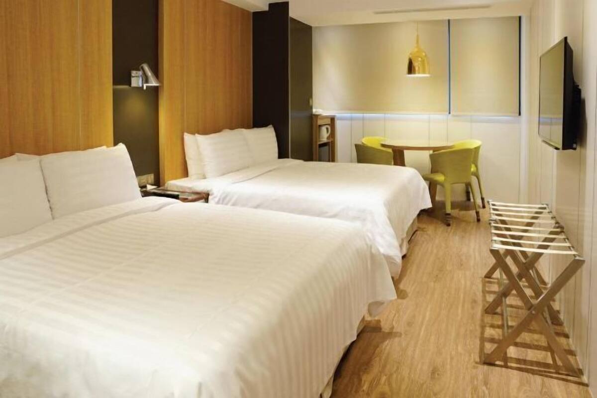 Premium bedding, down comforters, in-room safe, free WiFi