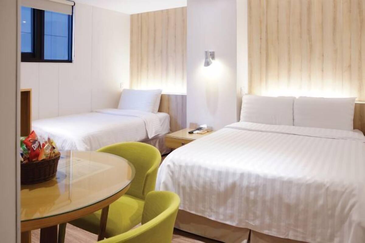 Premium bedding, down comforters, in-room safe, free WiFi