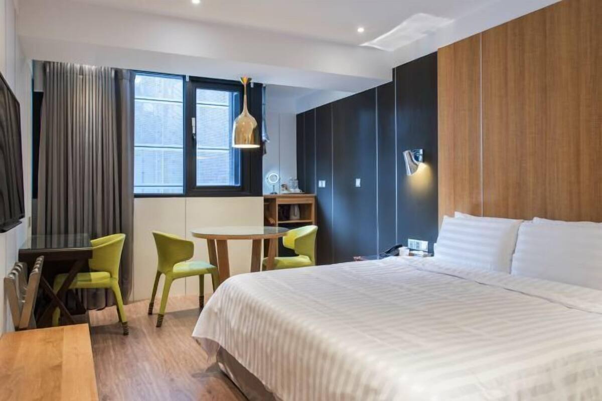 Premium bedding, down comforters, in-room safe, free WiFi