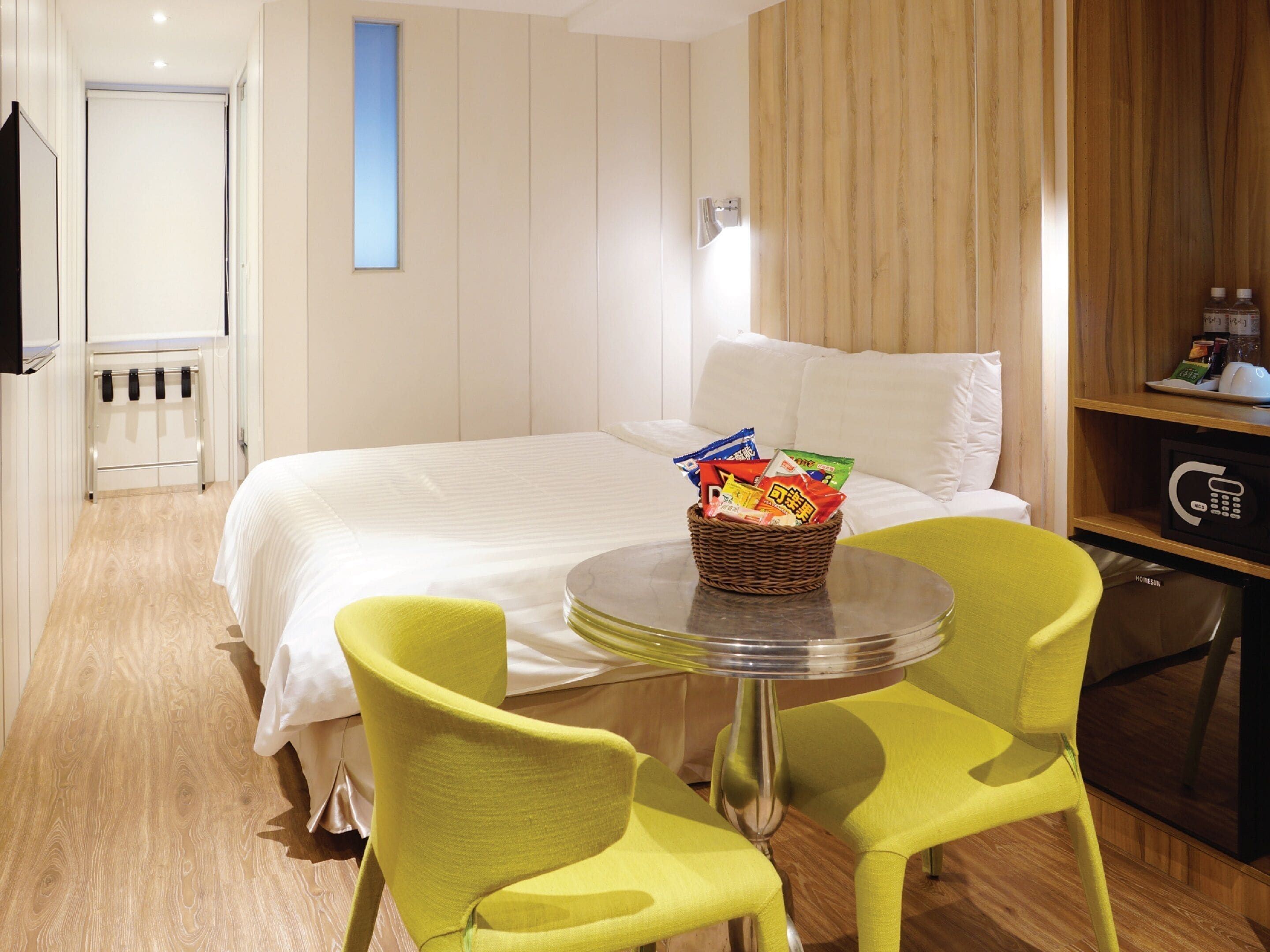 1 bedroom, premium bedding, down duvets, in-room safe