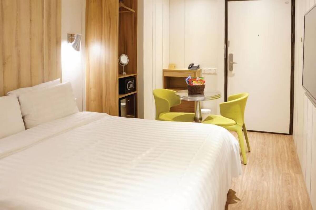 Premium bedding, down comforters, in-room safe, free WiFi