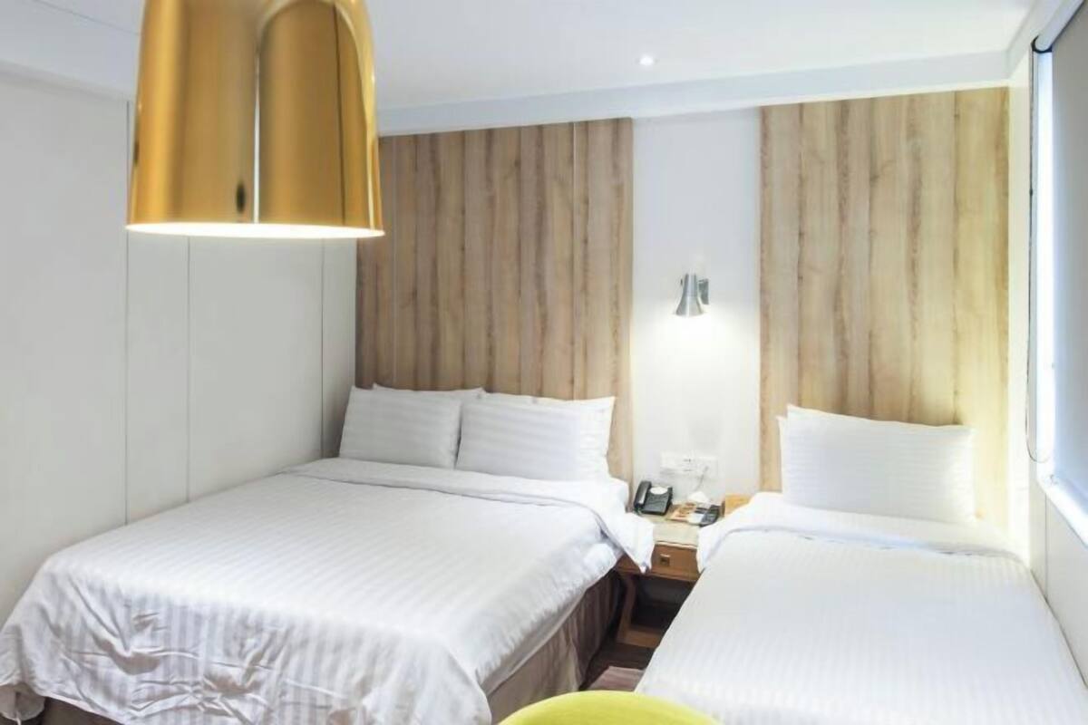 Premium bedding, down comforters, in-room safe, free WiFi