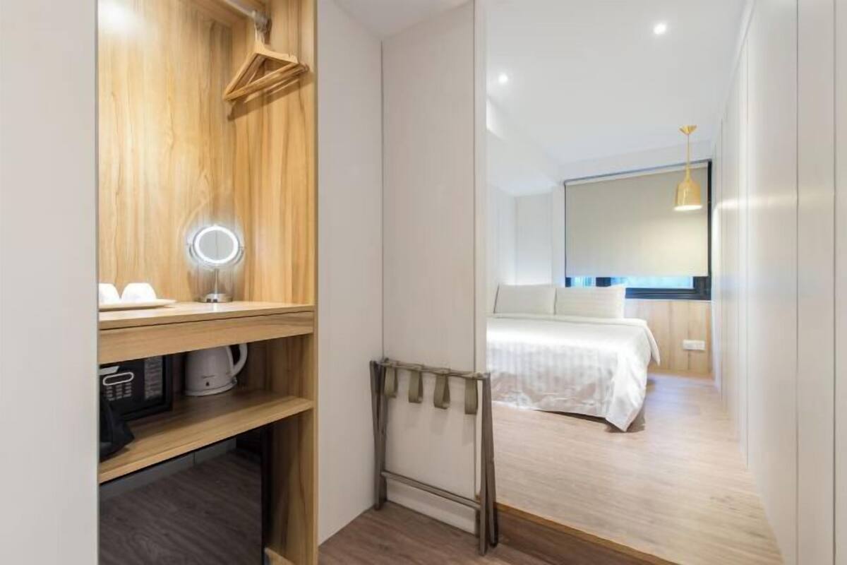 Premium bedding, down comforters, in-room safe, free WiFi