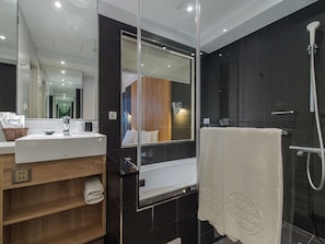 Premium bedding, down comforters, in-room safe, free WiFi - Hotel Relax II (Taipei)